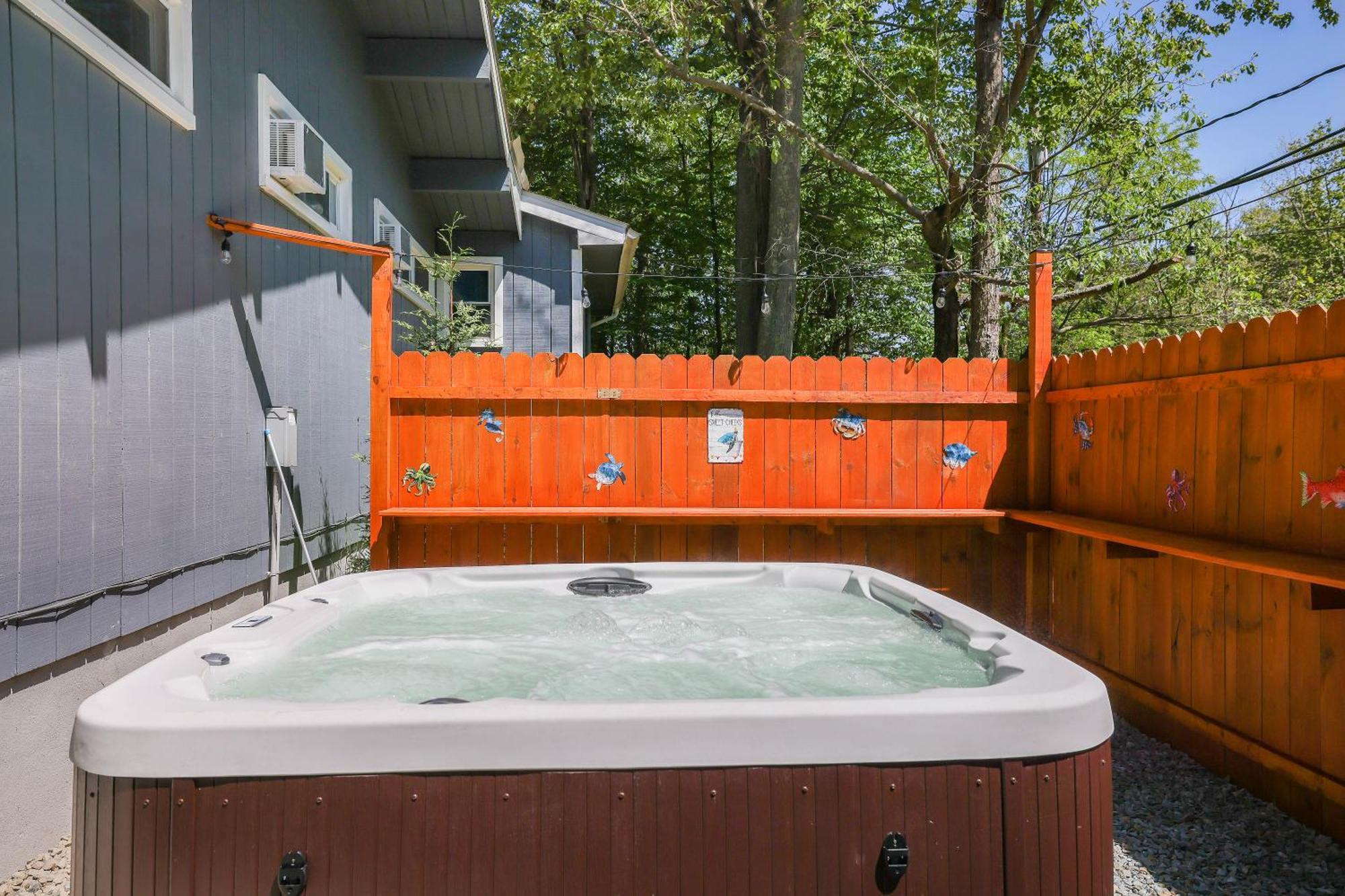 Chic And Stylish Home Hot Tub,4 Bedrooms, Game Movie Room, Firepit, Arcades, Playground On Site 2 Min Walk From Pool And Lake Tobyhanna Extérieur photo