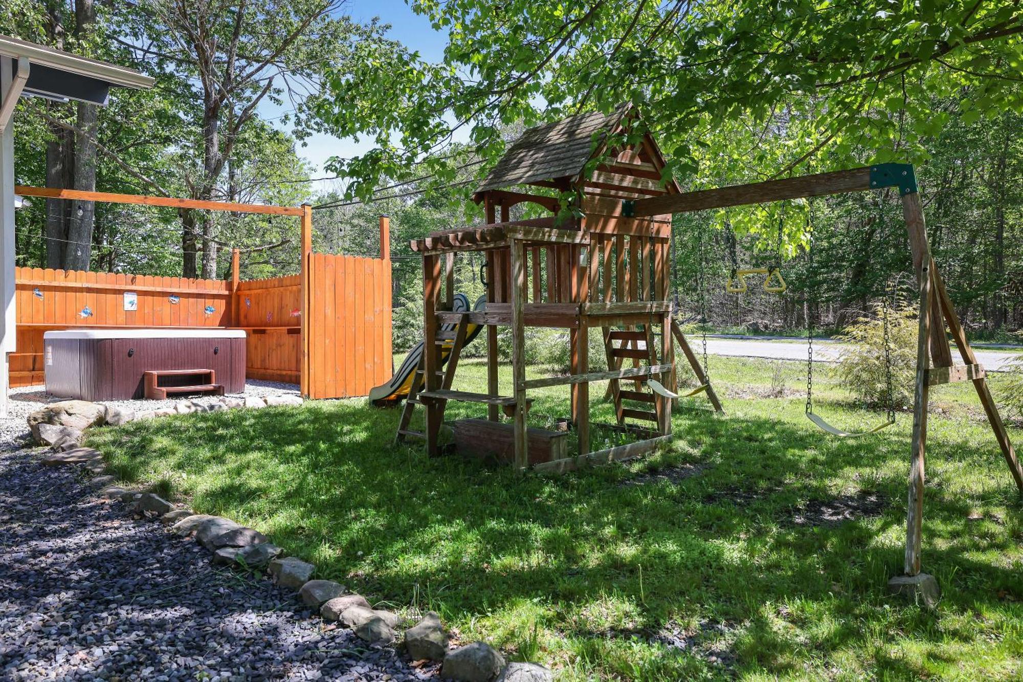 Chic And Stylish Home Hot Tub,4 Bedrooms, Game Movie Room, Firepit, Arcades, Playground On Site 2 Min Walk From Pool And Lake Tobyhanna Extérieur photo